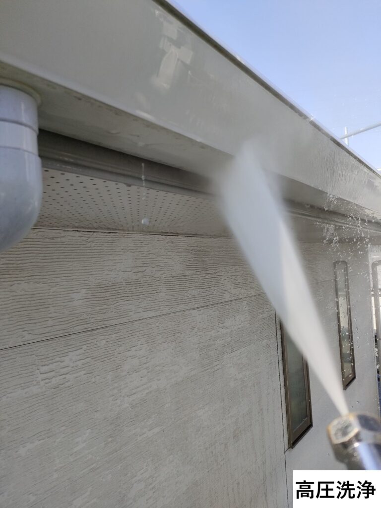 高圧洗浄を行います。<br />
高圧洗浄作業は、せっかく塗装した塗料がたった数年で剥がれてしまわないように、外壁の表面にある古い塗膜を取り除くために行います。